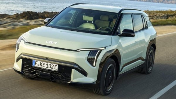 Бурно начало за модела на корейската марка, който е на пазара от януари 2025 година и вече се превърна в третия най-продаван електрически автомобил на континента през първите два месеца с 11 271  бройки. Рецептата е дълга 430 см спортна кола с квадратни форми и изпипани детайли, голяма оптимизация на вътрешното пространство. Тя носи комфорт за водача и пътника, но също и за пътниците на втория ред. 

Технологичният имидж също е на високо ниво, с три цифрови екрана на борда, както и развлечения, които включват игри и достъп до онлайн видео съдържание. 

Kia EV3 разполага с един двигател с предно задвижване с мощност 204 к.с. Но! Вариантът Standard Range предлага капацитет на батерията от 58 kWh, който се увеличава до 81 kWh при Long Range. Максималната декларирана автономност достига 605 км. 
